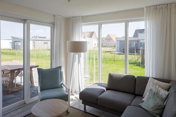 Woonkamer - Bungalow in Nieuwvliet Bad Beach Resort in Nieuwvliet-Bad (3)