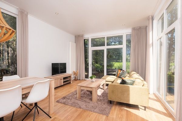 Woonkamer - Familie-uitje aan het meer in Zuna (3)