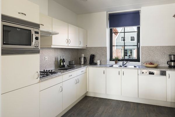 Keuken - Huis in Volendam met Uitzicht op de Haven in Volendam (4)