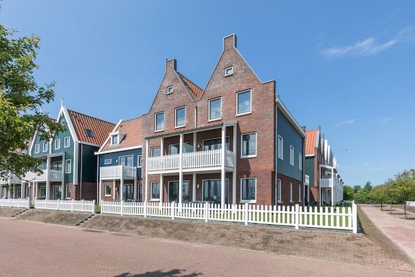Buitenkant - Huis in Volendam met Uitzicht op de Haven in Volendam (1)