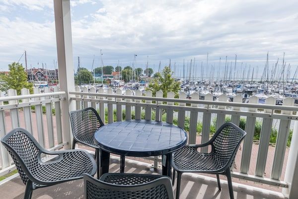 Terras - Huis in Volendam met Uitzicht op de Haven in Volendam (5)