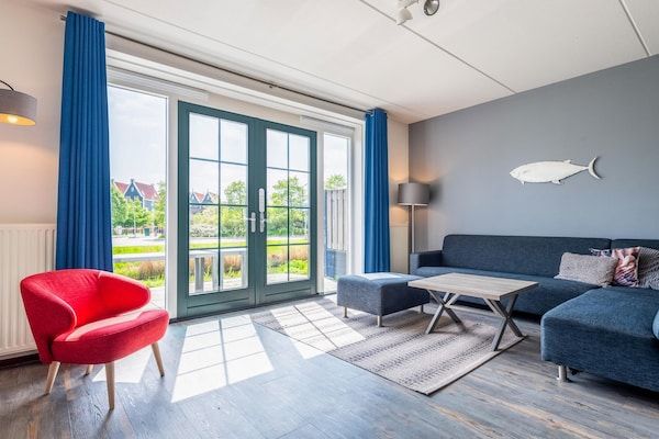 Woonkamer - Huis in Volendam met Uitzicht op de Haven in Volendam (2)