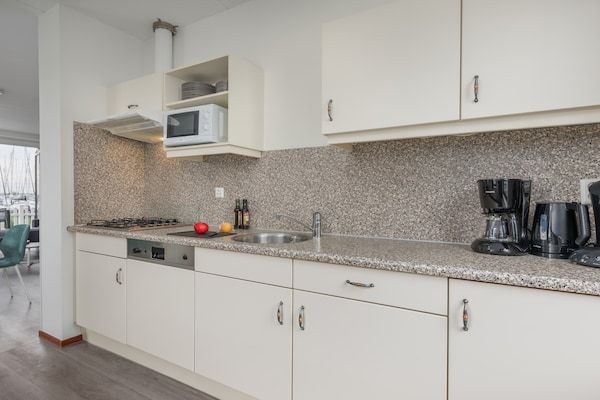 Keuken - Huisdiervriendelijke tuinvakantie in Volendam (4)
