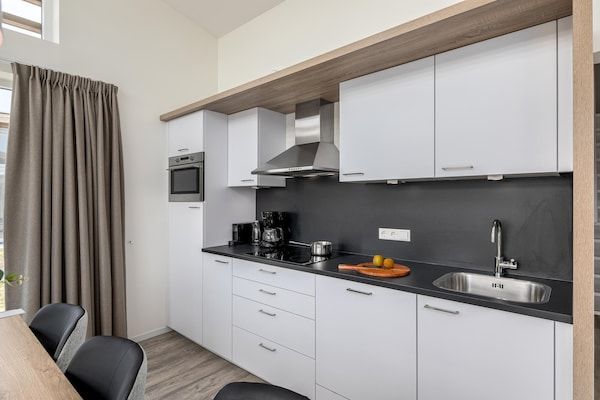 Keuken - Luxe Chalet bij het Strand in Kamperland (5)