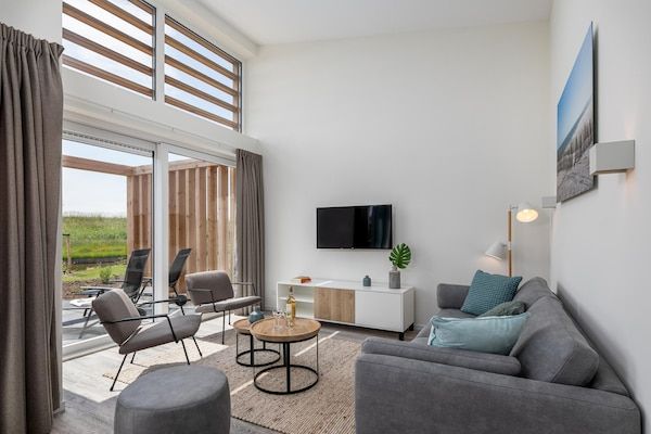 Woonkamer - Luxe Chalet bij het Strand in Kamperland (3)