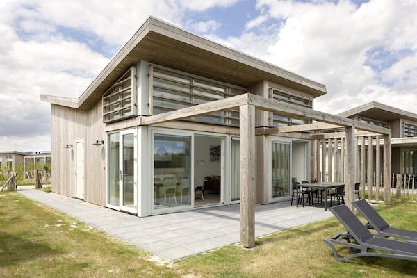 Buitenkant - Luxe Chalet bij het Strand in Kamperland (1)