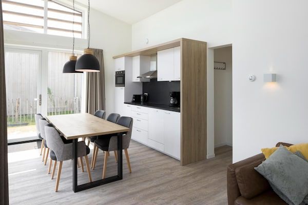 Eetkamer - Luxe Chalet bij het Strand in Kamperland (4)