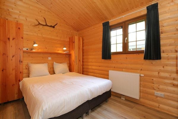 Slaapkamer - Houten chalet bij Nationaal Park De Veluwe in Otterlo (3)