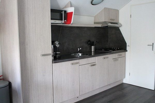 Keuken - Chalet met afwasmachine, bij Park De Veluwe in Otterlo (5)