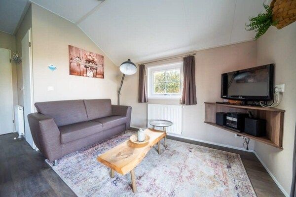 Woonkamer - Chalet met afwasmachine, bij Park De Veluwe in Otterlo (2)