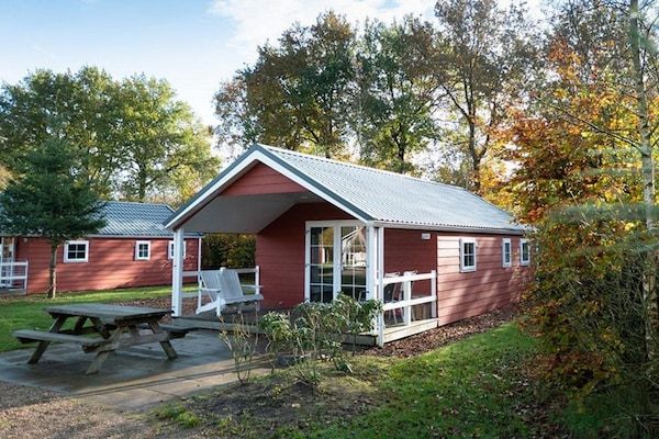 Buitenkant - Chalet met afwasmachine, bij Park De Veluwe in Otterlo (1)