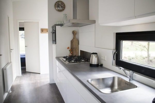 Keuken - Modern chalet nabij Nationaal Park De Veluwe in Otterlo (5)