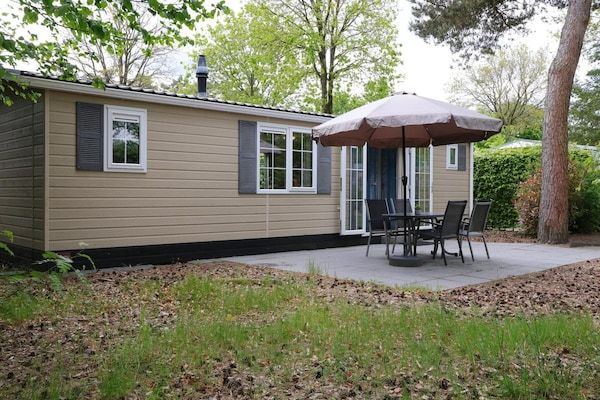 Buitenkant - Vrolijke stacaravan op de Veluwe in Otterlo (1)