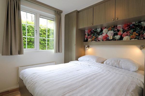 Slaapkamer - Vrolijke stacaravan op de Veluwe in Otterlo (3)