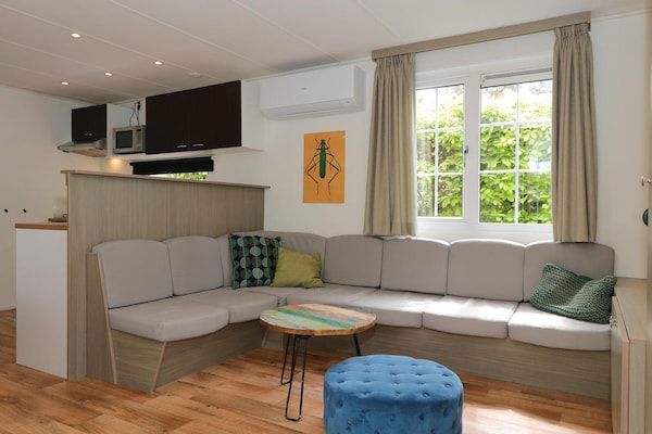 Woonkamer - Vrolijke stacaravan op de Veluwe in Otterlo (2)