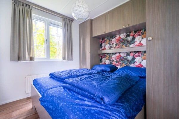Slaapkamer - Knusse mobilhome bij Park De Veluwe in Otterlo (2)