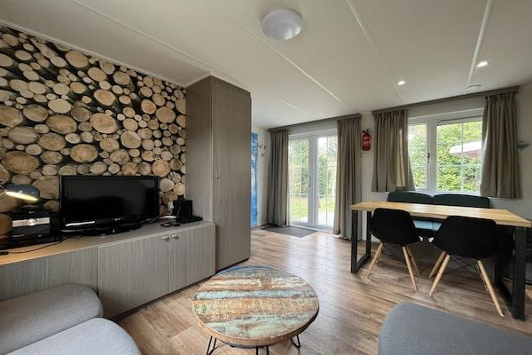 Woonkamer - Knusse mobilhome bij Park De Veluwe in Otterlo (3)