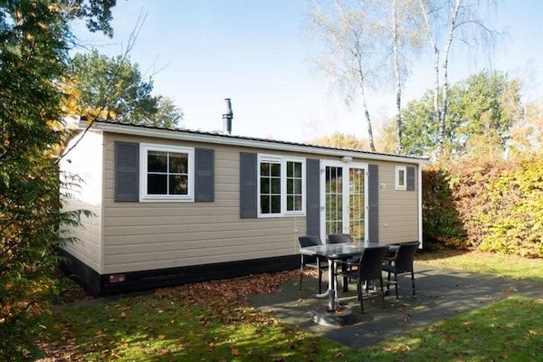 Buitenkant - Knusse mobilhome bij Park De Veluwe in Otterlo (1)