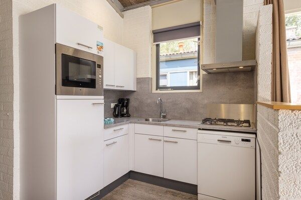 Keuken - Bungalow in Weerterbergen met IR-sauna in Weert (4)