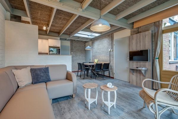 Woonkamer - Bungalow in Weerterbergen met Tuin & Haard in Weert (3)