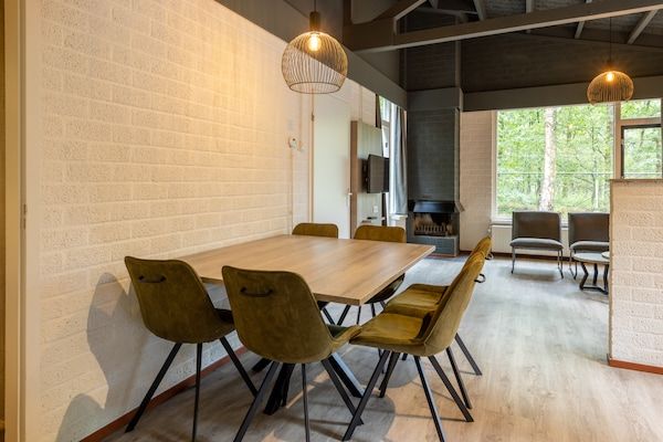 Eetkamer - Bungalow in Weerterbergen met Tuin & Haard in Weert (4)
