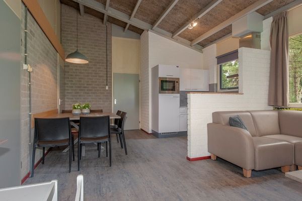 Woonkamer - Bungalow in Weerterbergen met Haard in Weert (3)