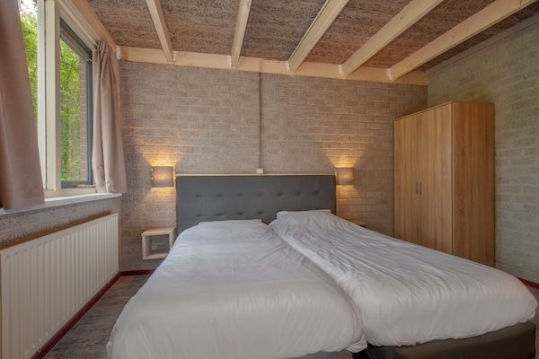 Slaapkamer - Bungalow in Weerterbergen met Haard in Weert (5)