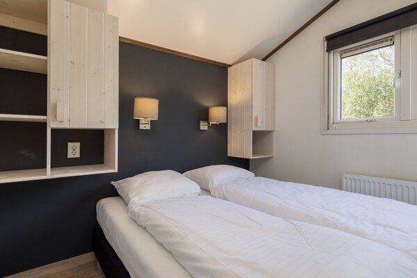 Slaapkamer - Modern chalet vlakbij het Sneekse Meer in Terkaple (3)