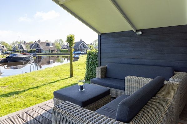 Terras - Modern chalet vlakbij het Sneekse Meer in Terkaple (5)