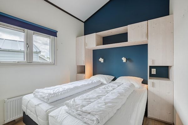 Slaapkamer - Modern chalet vlakbij het Sneekse Meer in Terkaple (3)