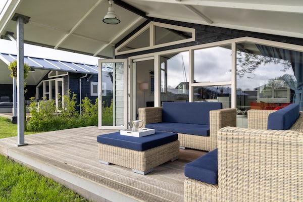 Terras - Modern chalet vlakbij het Sneekse Meer in Terkaple (5)