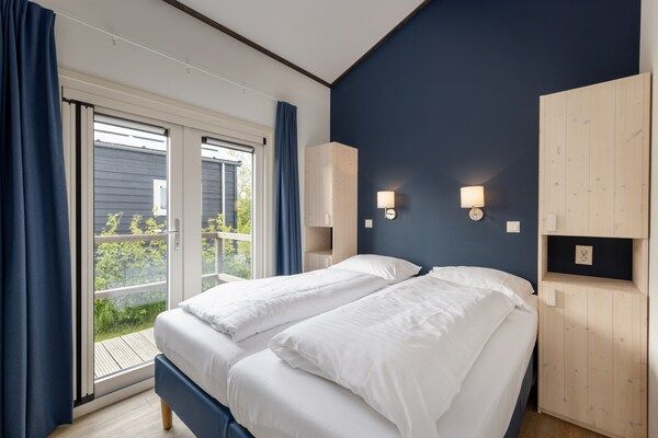 Slaapkamer - Modern chalet vlakbij het Sneekse Meer in Terkaple (3)