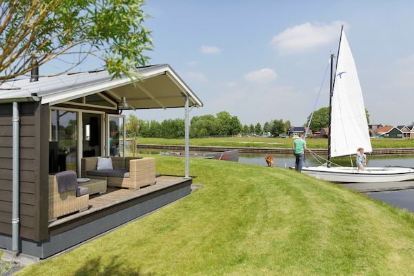 Terras - Villa aan het Meer Nabij Sneekermeer in Terkaple (5)
