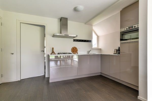 Keuken - Villa aan het Meer Nabij Sneekermeer in Terkaple (3)