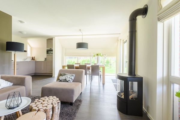 Woonkamer - Villa aan het Meer Nabij Sneekermeer in Terkaple (4)