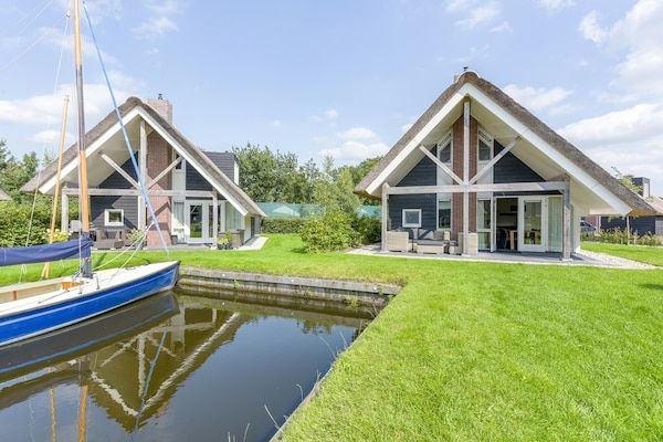 Buitenkant - Villa aan het Meer Nabij Sneekermeer in Terkaple (1)