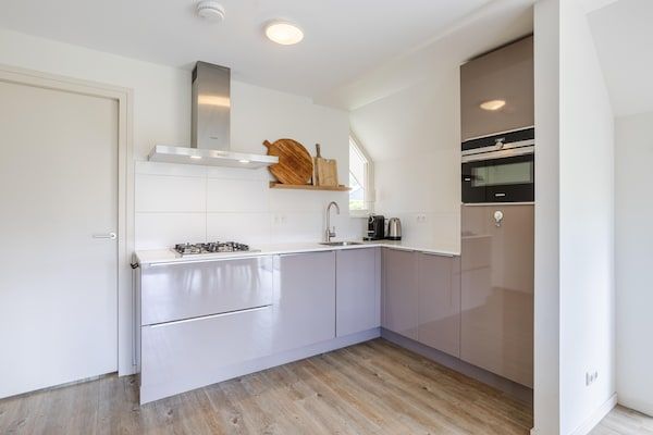 Keuken - Villa aan het Meer Nabij Sneekermeer in Terkaple (4)