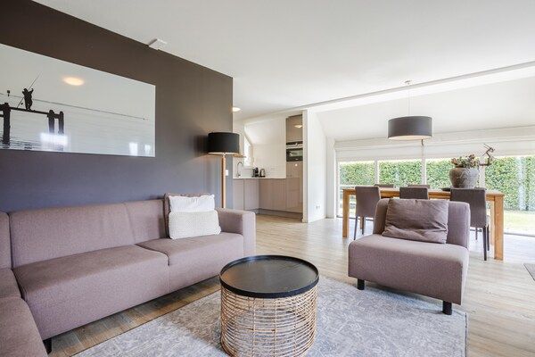Woonkamer - Villa aan het Meer Nabij Sneekermeer in Terkaple (2)