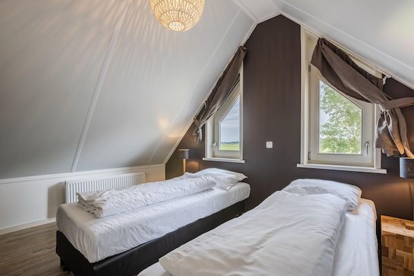 Slaapkamer - Villa aan het Meer Nabij Sneekermeer in Terkaple (3)