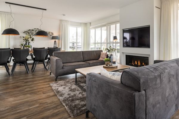 Woonkamer - Villa met sauna in Tjeukemeer in Delfstrahuizen (2)