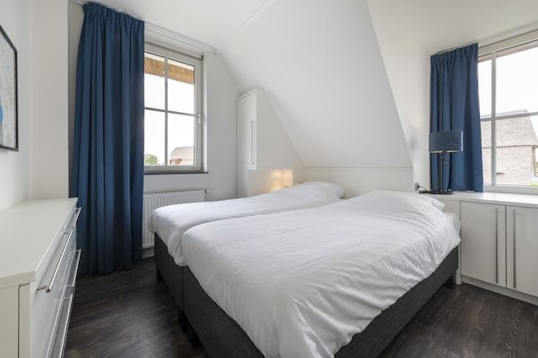 Slaapkamer - Villa met sauna in Tjeukemeer in Delfstrahuizen (5)