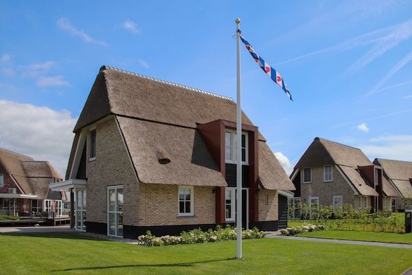 Buitenkant - Villa met sauna in Tjeukemeer in Delfstrahuizen (1)