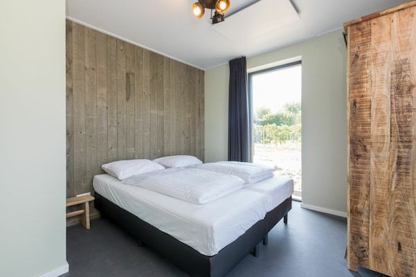 Slaapkamer - Vakantiehuis in Vrouwenpolder bij Strand in Vrouwenpolder (3)