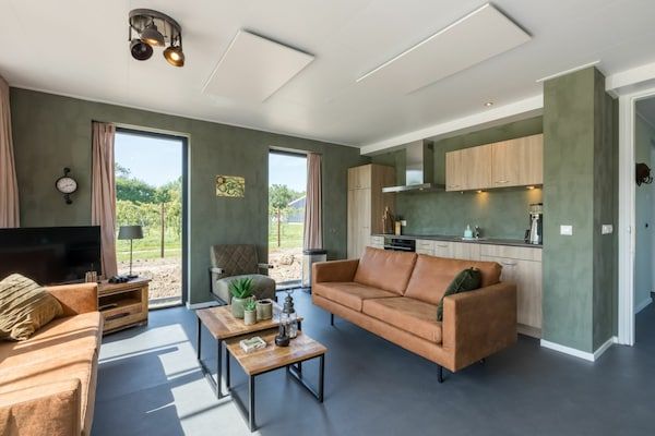 Woonkamer - Vakantiehuis in Vrouwenpolder bij Strand in Vrouwenpolder (2)