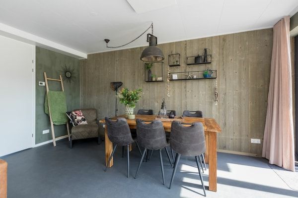 Eetkamer - Vakantiehuis in Vrouwenpolder bij Strand in Vrouwenpolder (4)