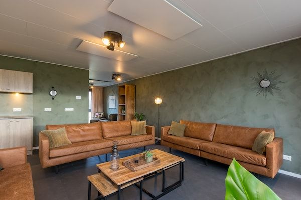 Woonkamer - Vakantiehuis in Vrouwenpolder bij Strand in Vrouwenpolder (2)
