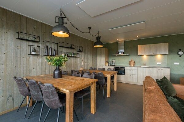 Woonkamer - Vakantiehuis in Vrouwenpolder bij Strand in Vrouwenpolder (4)