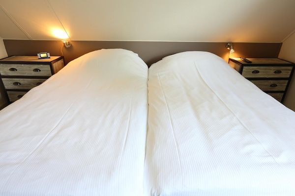 Slaapkamer - Gezellig huis met uitzicht op de tuin in Vlagtwedde (4)
