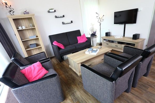 Woonkamer - Gezellig huis met uitzicht op de tuin in Vlagtwedde (1)