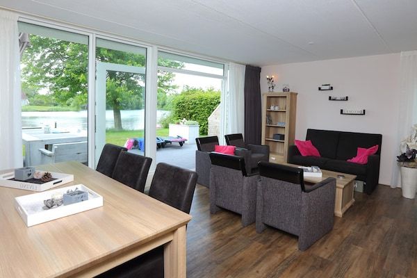 Eetkamer - Gezellig huis met uitzicht op de tuin in Vlagtwedde (5)